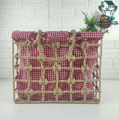 سلة ترامس و رحلات خيش ملبس بقماش الكاروهات وسط، عص...