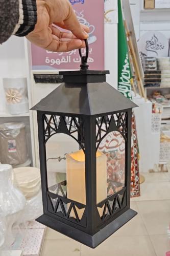 فانوس مضىء ، حديد ابيض، بديزاين عصري وانيق يعمل با...
