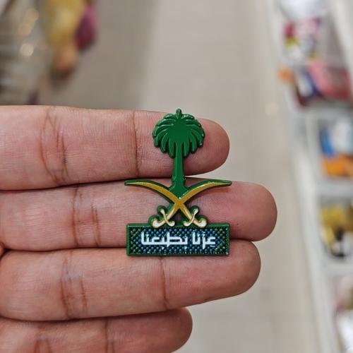 ملصق معدن للجوال سيفين ونخلة مميزة لليوم الوطني