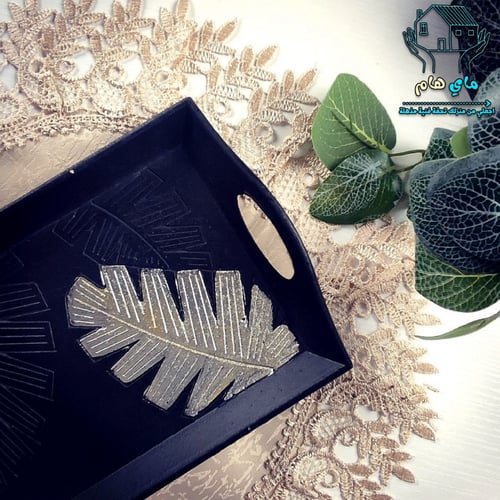 صحن تقديم خشبي مستطيل اسود مع نقشة ورق الشجر الذهب...