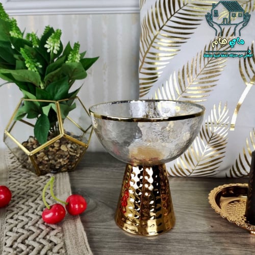 طبق زجاجي مموج بحواف ذهبية و بقاعدة حديد، للحلويات...