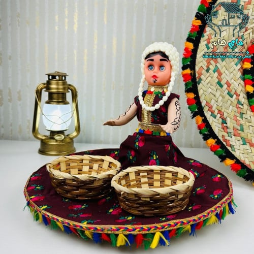 صحن خوص ملبسة بالشالكي ومطرز بالأهداب مع دمية وسلت...
