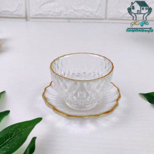 فنجال قهوة زجاج مموج مع صحن بحواف ذهبية، عصري وأني...