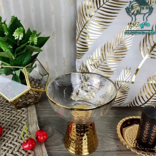 طبق زجاجي مموج بحواف ذهبية و بقاعدة حديد، للحلويات...