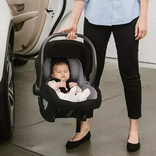 كرسي سيارة للمواليد