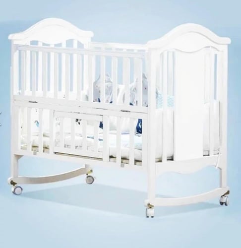 سرير أطفال خشبي هزاز متعدد الاستخدامات