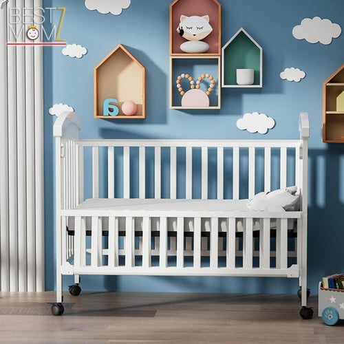 سرير أطفال خشبي بجانب سرير الأم بتصميم أنيق ومريح