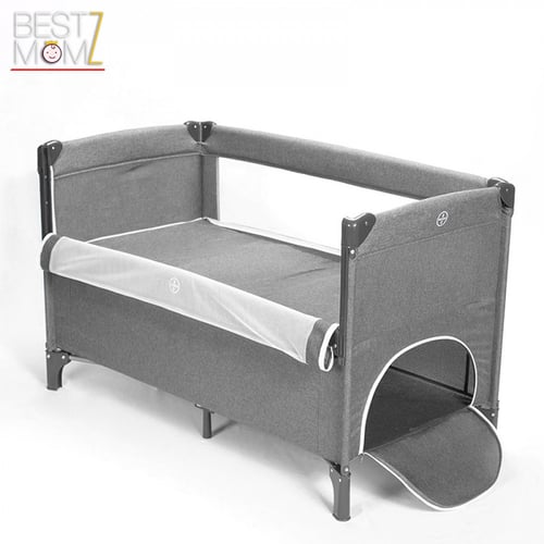 سرير أطفال متنقل بجانب سرير الأم