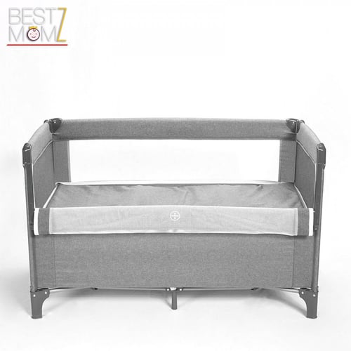 سرير أطفال متنقل بجانب سرير الأم