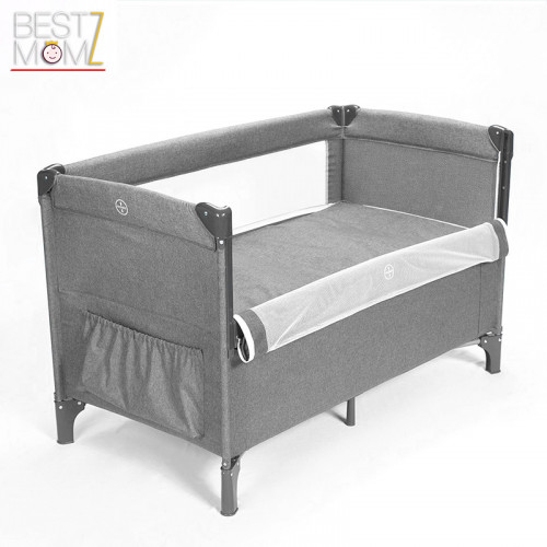 سرير أطفال متنقل بجانب سرير الأم