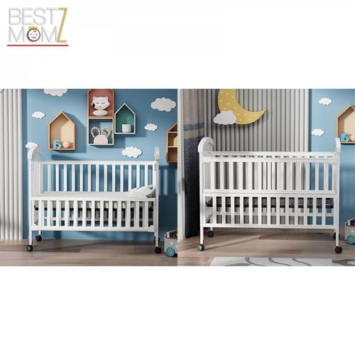 سرير أطفال خشبي بجانب سرير الأم بتصميم أنيق ومريح