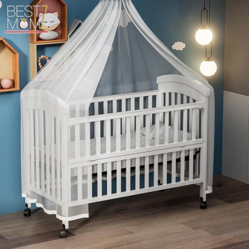 سرير أطفال خشبي بجانب سرير الأم بتصميم أنيق ومريح