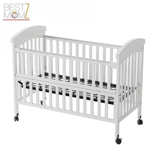 سرير أطفال خشبي بجانب سرير الأم بتصميم أنيق ومريح