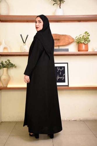 عباية بقطعه من الامام وكسرات ناعمه