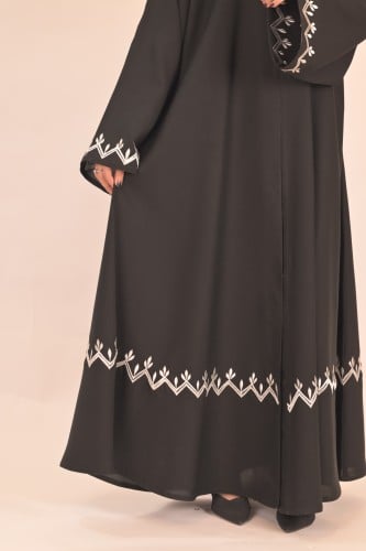 عبايه سوداء كلوش بتطريز ابيض