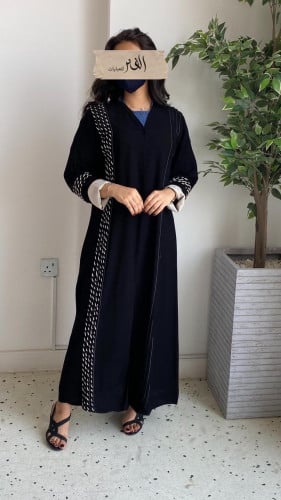 عبايه بقماش الكريب الملكي مطرزه تطريز يدوي