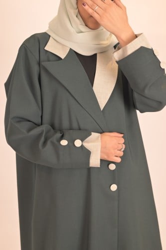 عبايه بليزر بالون الاخضر مع تداخل لون البيج