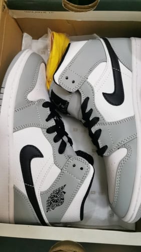 Air Jordan 1 Mid 'Light Smoke Grey'