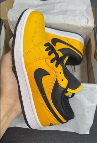 AIR JORDAN 1 LOW "University Gold / Black"