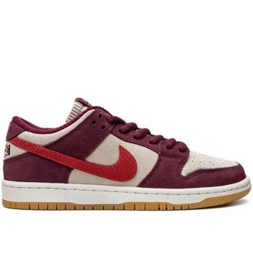 Nike x Skate Like a Girl Dunk Low sneakers