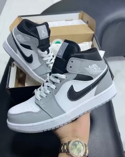 Air Jordan 1 Mid "Light Smoke Grey 2.0"