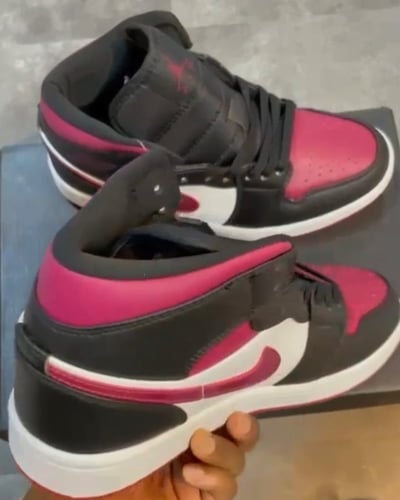 Air Jordan 1 Mid Bred Toe