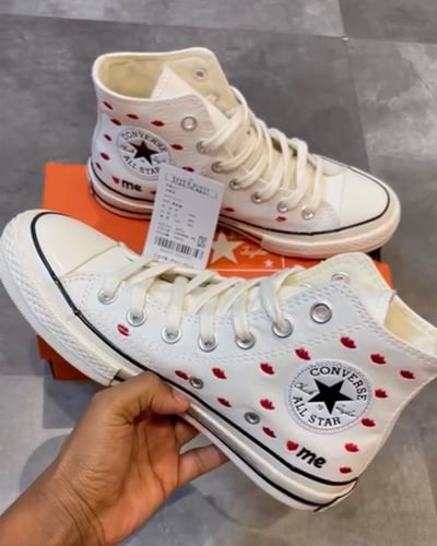 CONVERSE Off-White Embroidered Lips Chuck 70 Hi Sn...