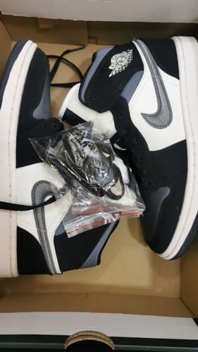 Air Jordan 1 Mid SE satin grey