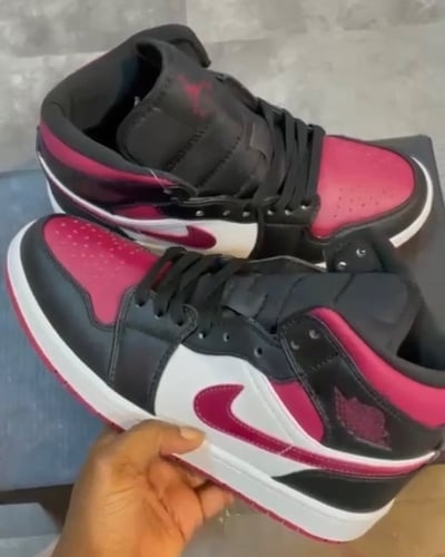 Air Jordan 1 Mid Bred Toe