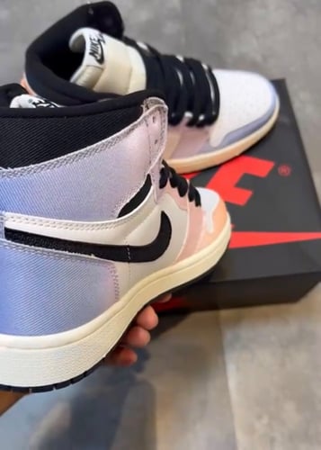 Air Jordan 1 Retro High OG Skyline