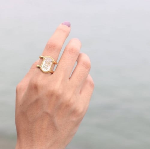 خاتم نسائي ملكي بالاسم ذو طراز أنيق - متجر عهود