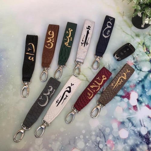 ميداليات مفتاح جلد مع تطريز الاسم