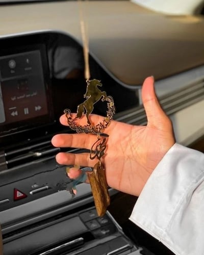 تعليقة خيل و كسرة العود الكتابة حسب طلبك