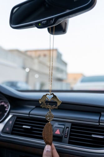 تعليقة كسرة العود بشكل قلب بيدين ترند