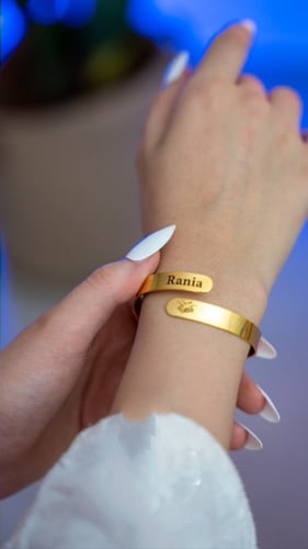 اسوارة حفر بالاسم مع رسمة الايادي من - متجر عهود