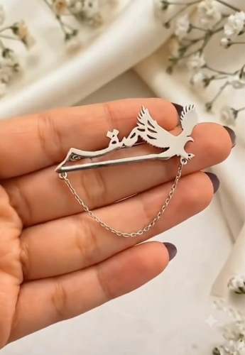 بروش بالاسم مع الصقر للأطفال اولاد