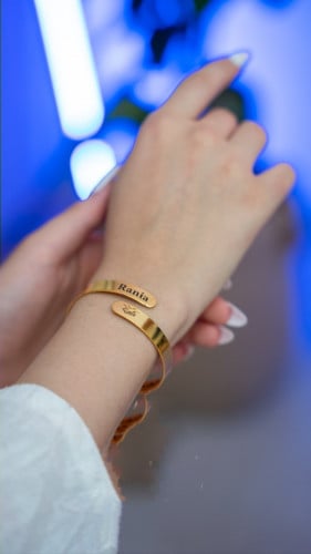 اسوارة حفر بالاسم مع رسمة الايادي من - متجر عهود