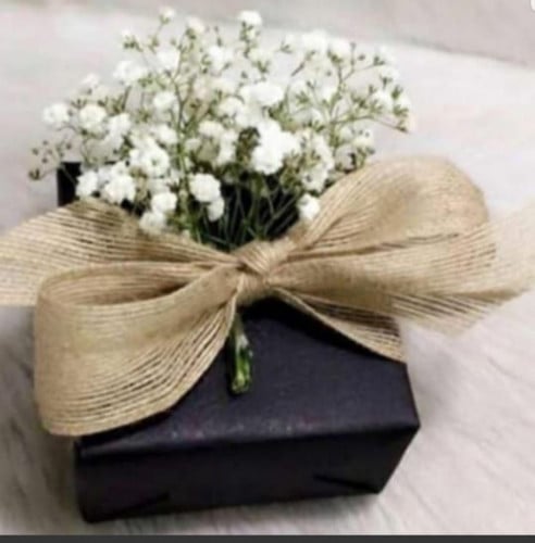تغليف هدايا ورد مع كرت من اختيارك