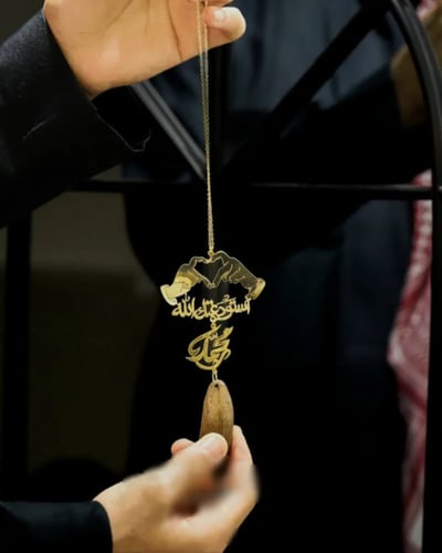 تعليقة كسرة العود بشكل قلب بيدين ترند