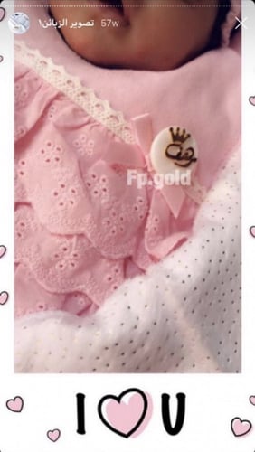 بروش صدف مقاس الوسط بالاسم مع التاج