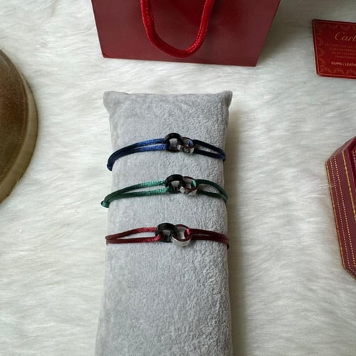 سوارة من مجموعة لوف من كارتير