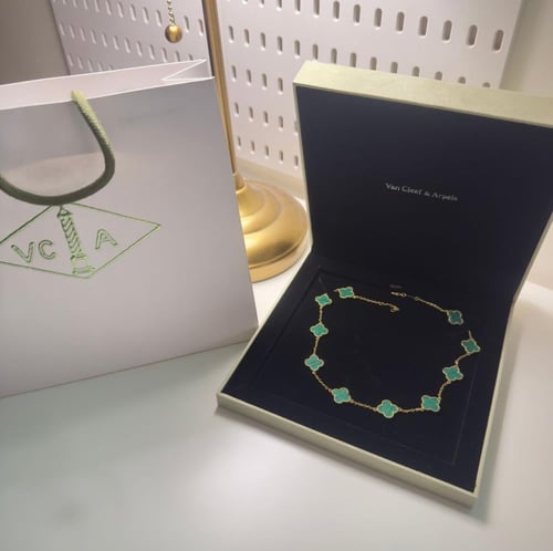 سلسال 10 وردات مطلي ذهب من فان كليف