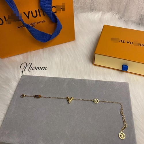 سوارة من LV مطليّة بالذهب