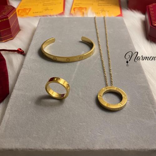 طقم نسائي شهير من مجموعة LOVE من كارتير