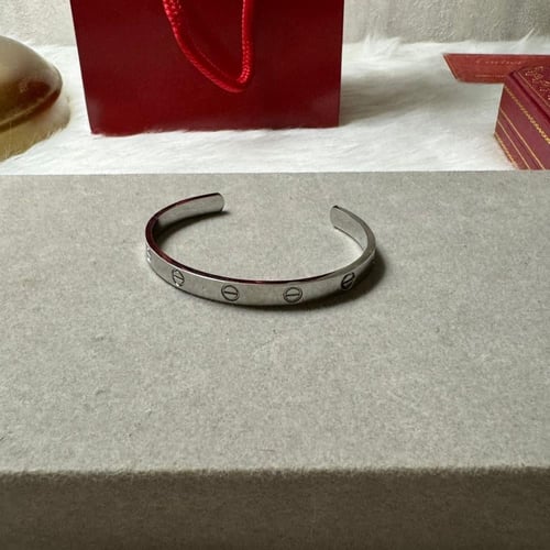 سوارة من مجموعة لوف من كارتير