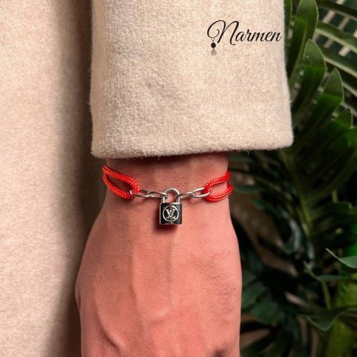 سوارة القفل الفضّي من لويس فيتون بتعليقة خلفية