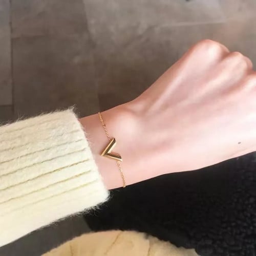 سوارة من LV مطليّة بالذهب