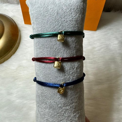 سوارة القفل الذهبي من لويس فيتون