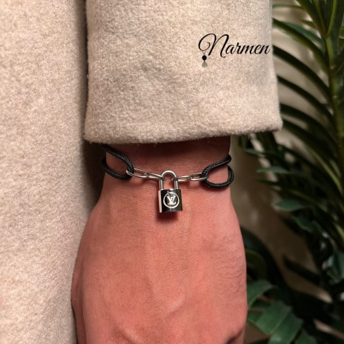 سوارة القفل الفضّي من لويس فيتون بتعليقة خلفية