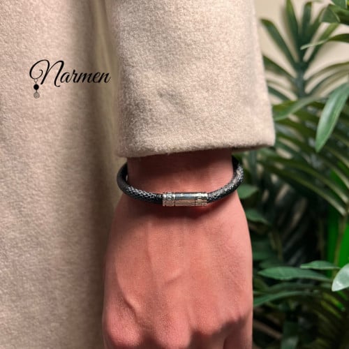 سوارة من لويس فيتون محفورة